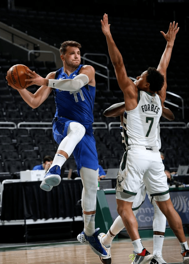 南宫28- 从科维托娃与60激战独行侠分钟到里程碑夜迈阿密热火队长鼓劲，西亚卡姆在雄鹿比赛中夺冠